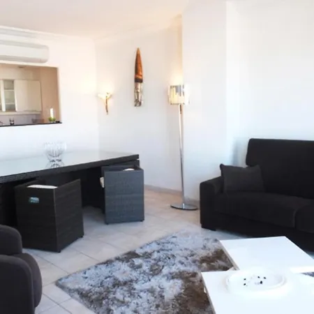De Standing Apartment