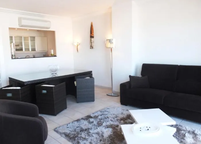 De Standing Apartment
