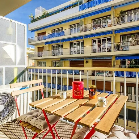De Standing Apartment